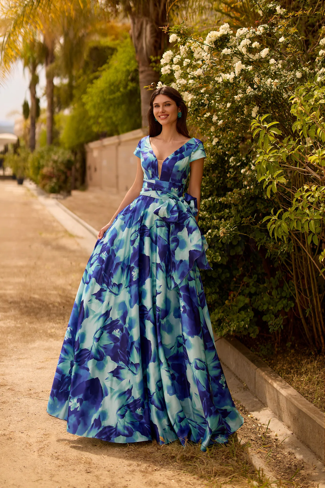 Robe de soirée longue en satin bleu lagon à col en V, vue de face - RL8455 Ellebeline