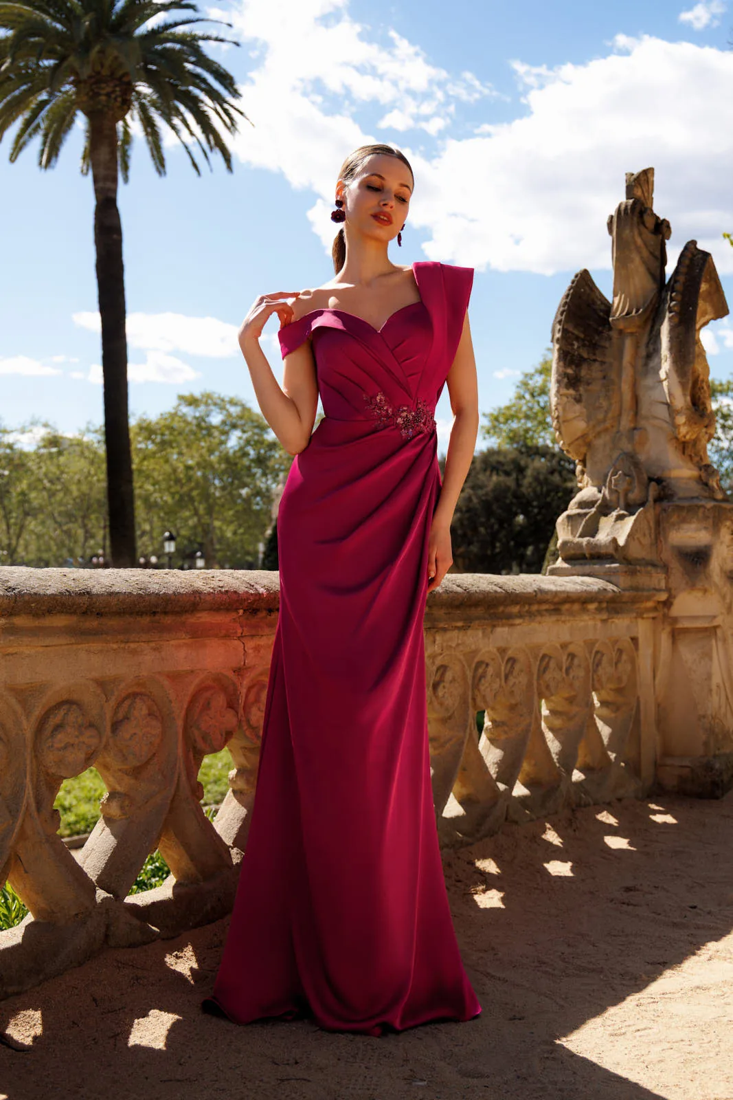 Robe de soirée longue en satin cerise à dos nu, vue de face - RL8399 Ellebeline