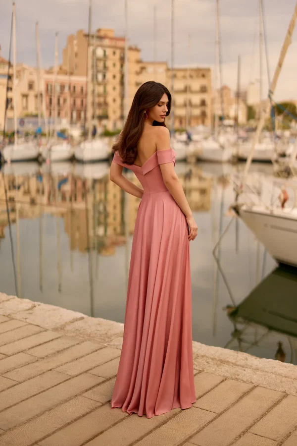 Robe de soirée longue en satin rose poudré à dos nu, vue de dos - RL8435 Ellebeline