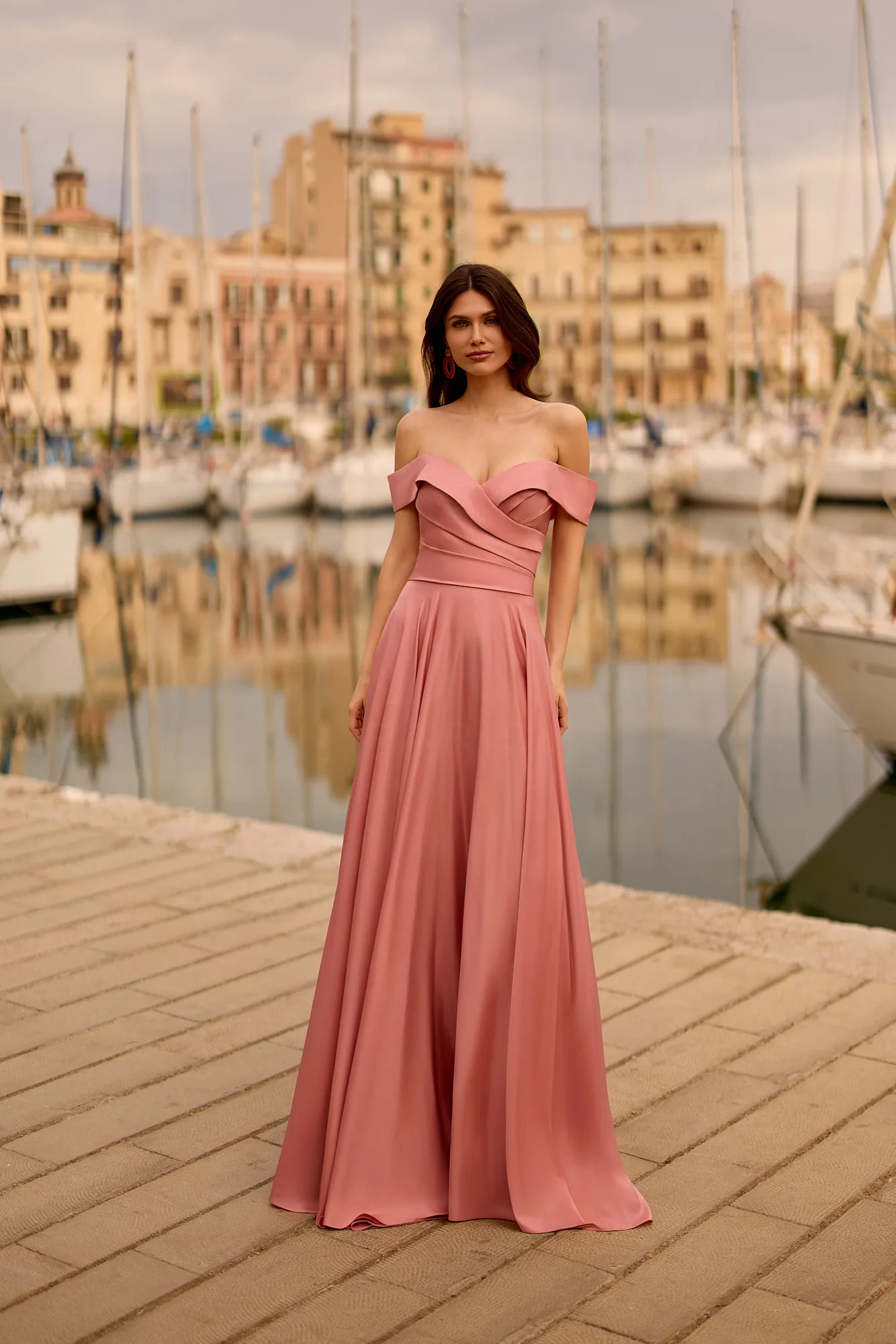 Robe de soirée longue en satin rose poudré à dos nu, vue de face - RL8435 Ellebeline