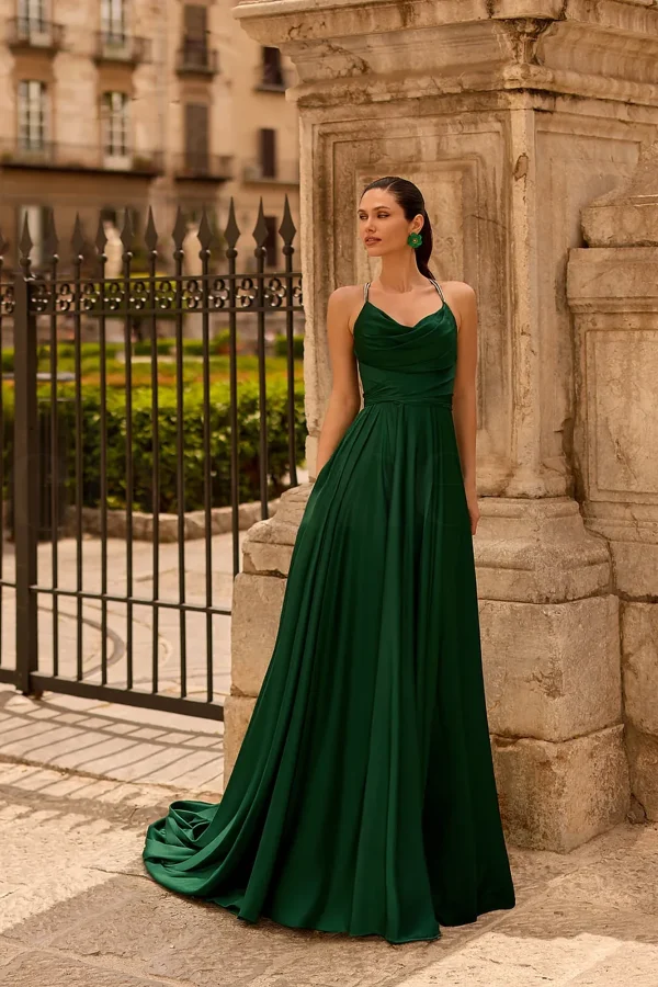 Robe de soirée longue en satin vert à dos nu, vue de face - RL8458 Ellebeline