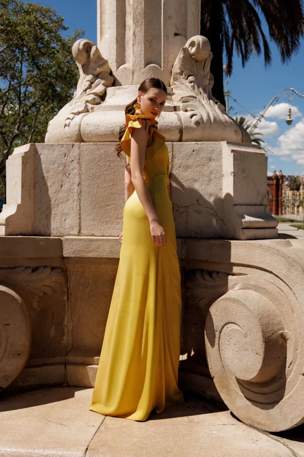 Robe de soirée longue en satin jaune à encolure asymétrique, vue de dos - RL8405 Ellebeline
