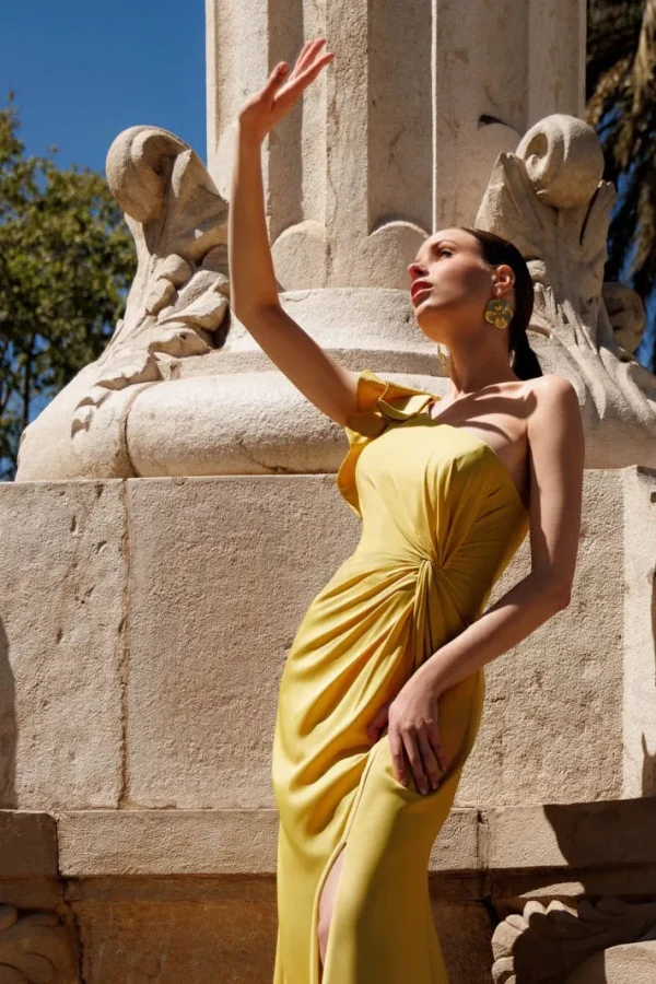 Robe de soirée longue en satin jaune à encolure asymétrique, détail du buste - RL8405 Ellebeline
