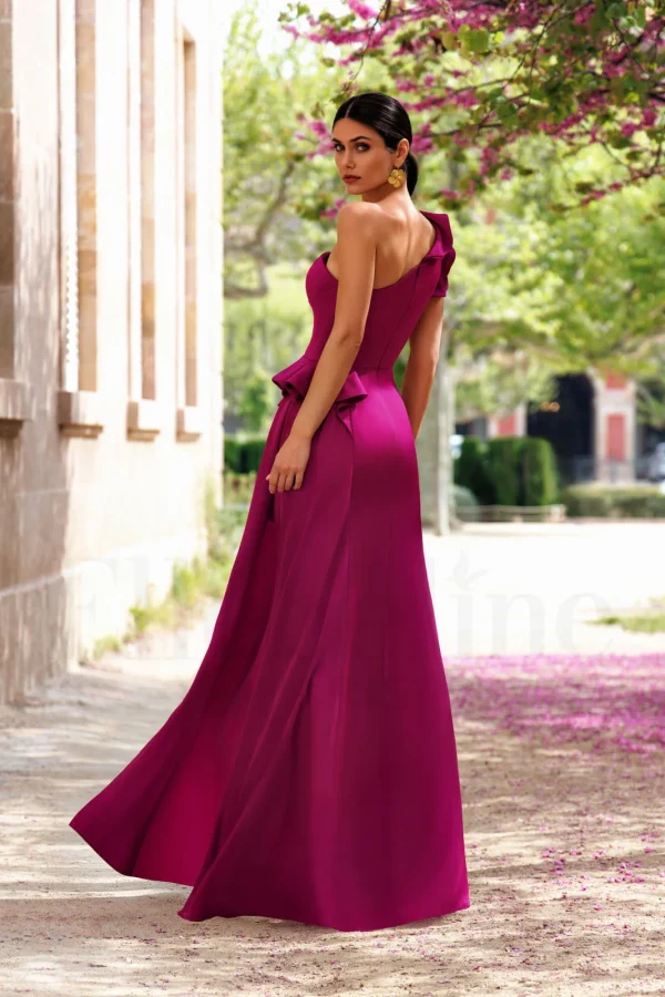 Robe de soirée longue en satin fuchsia à encolure asymétrique, vue de dos - RL8408 Ellebeline