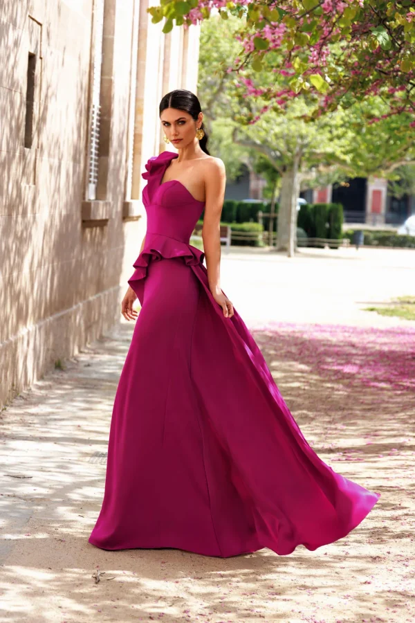 Robe de soirée longue en satin fuchsia à encolure asymétrique, vue de face - RL8408 Ellebeline