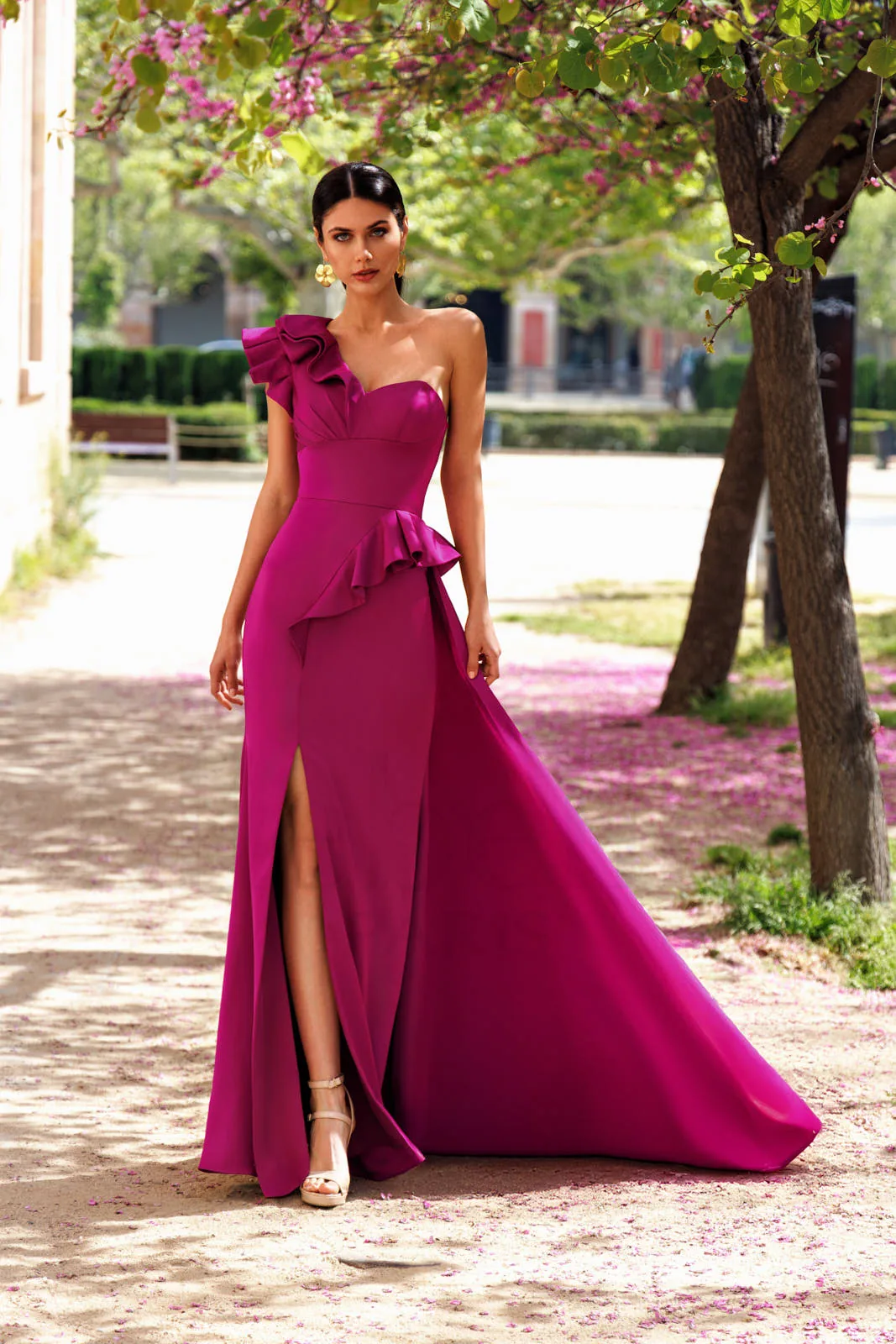 Robe de soirée longue en satin fuchsia à encolure asymétrique, vue de face - RL8408 Ellebeline