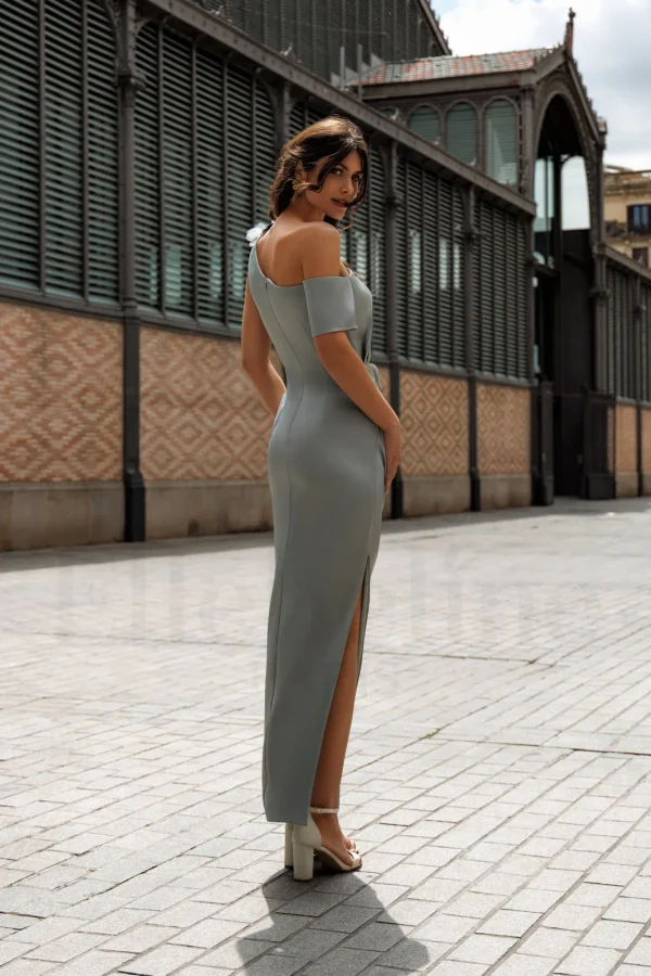 Robe de soirée longue en satin vert sauge à encolure asymétrique, vue de dos - RL8411 Ellebeline