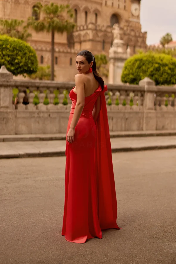 Robe de soirée longue en satin corail à encolure asymétrique, vue de dos - RL8457 Ellebeline