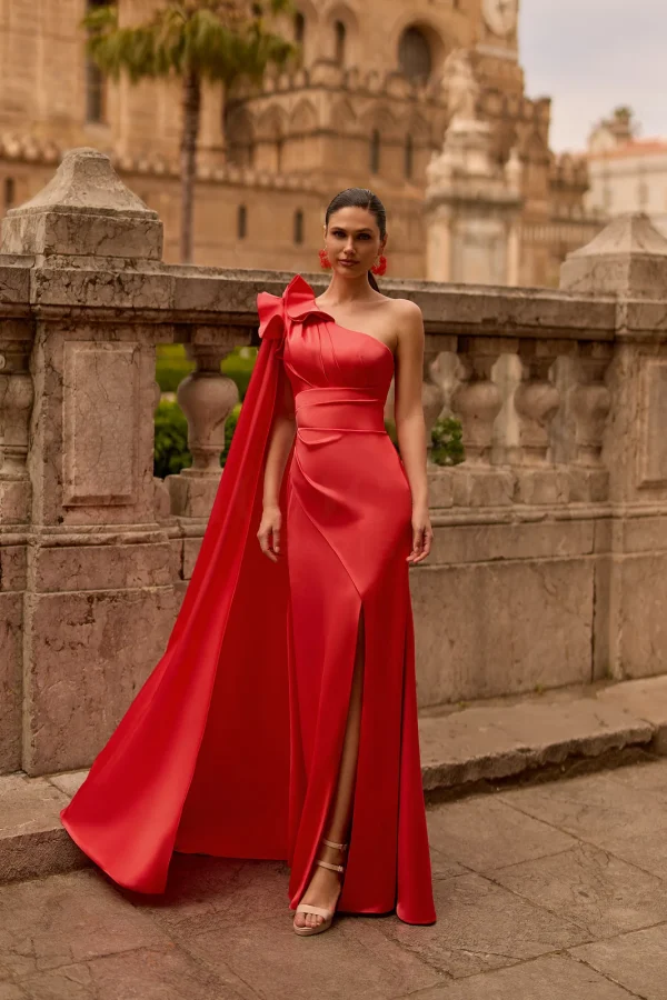 Robe de soirée longue en satin corail à encolure asymétrique, vue de face - RL8457 Ellebeline