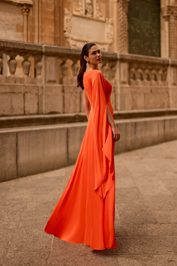 Robe de soirée longue en satin orange à encolure asymétrique, vue de dos - RL8460 Ellebeline