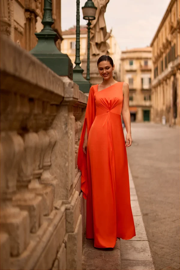 Robe de soirée longue en satin orange à encolure asymétrique, vue de face - RL8460 Ellebeline