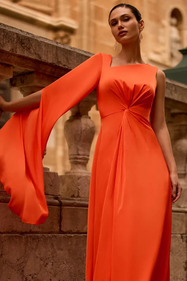 Robe de soirée longue en satin orange à encolure asymétrique, détail du buste - RL8460 Ellebeline