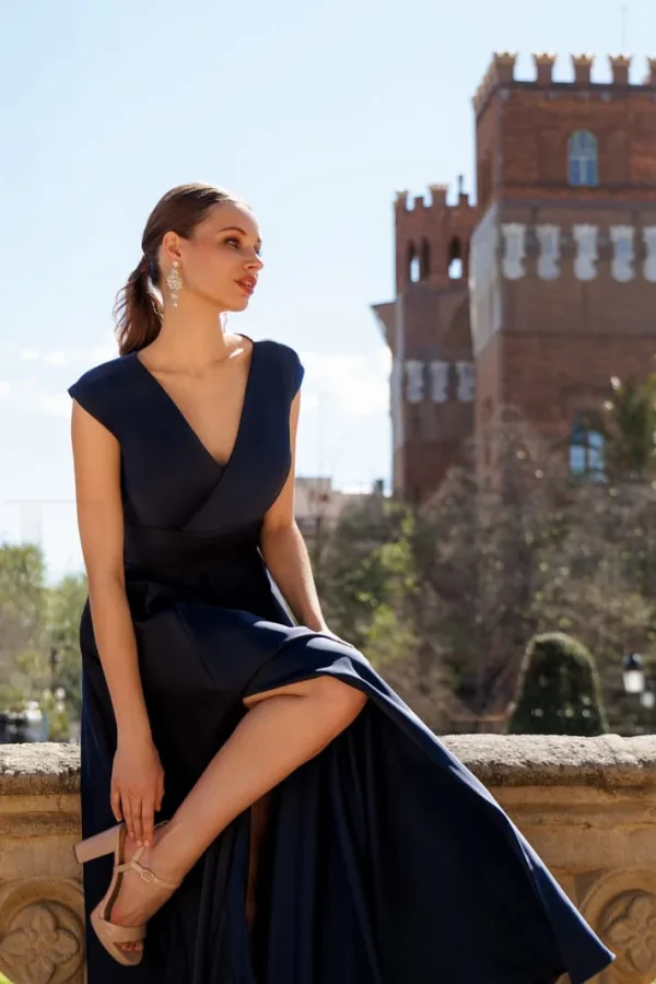 Robe de soirée longue en satin bleu charbon à jupe fendue, portée assise - RL8397 Ellebeline