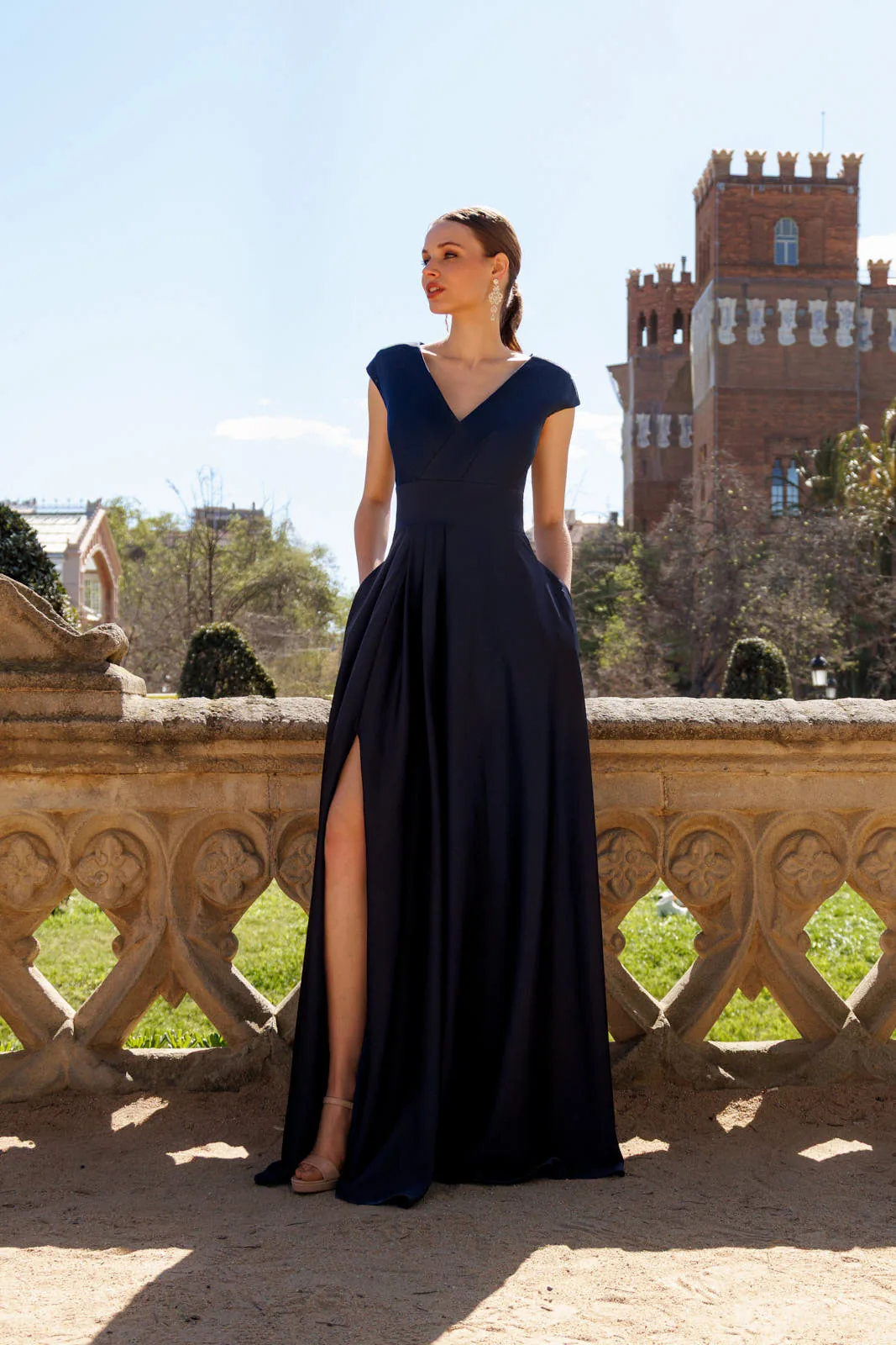 Robe de soirée longue en satin bleu charbon à jupe fendue, vue de face - RL8397 Ellebeline
