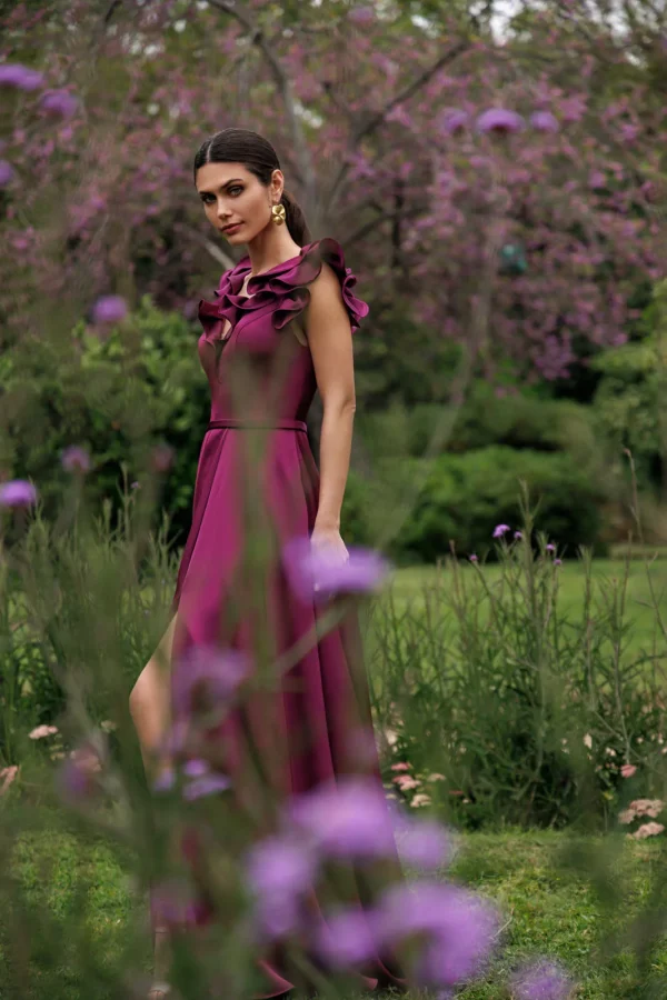 Robe de soirée longue en satin bordeaux à jupe fendue, détail du buste - RL8412 Ellebeline