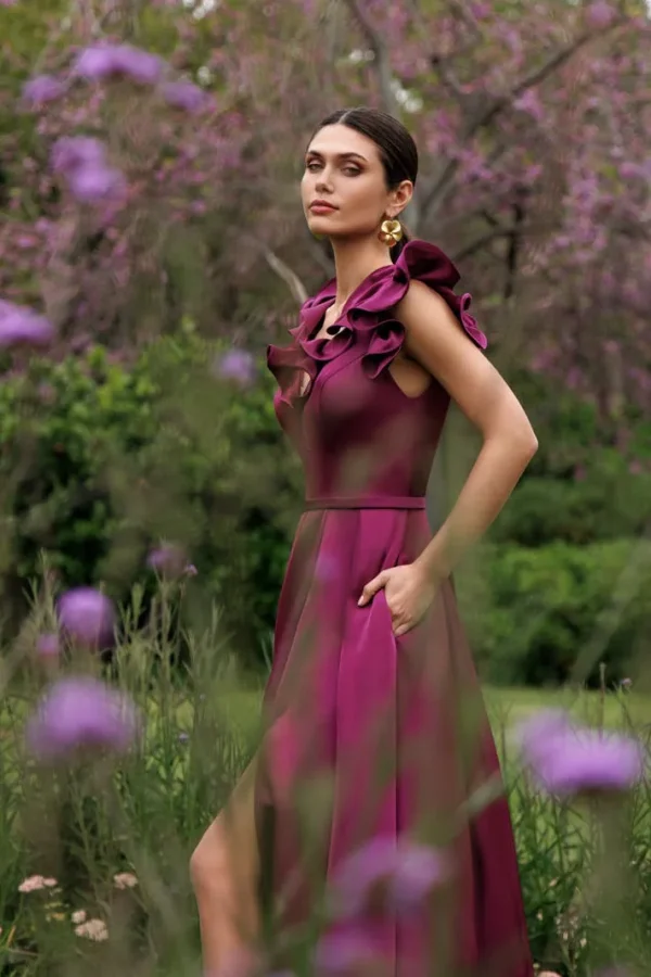 Robe de soirée longue en satin bordeaux à jupe fendue, détail du buste - RL8412 Ellebeline