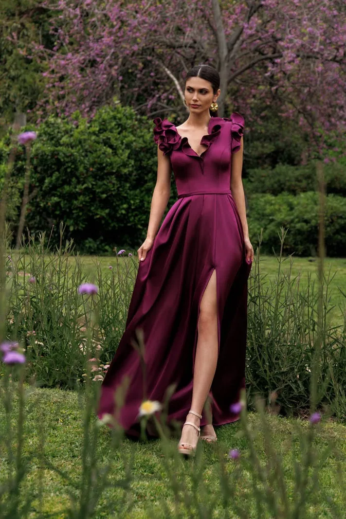 Robe de soirée longue en satin bordeaux à jupe fendue, vue de face - RL8412 Ellebeline