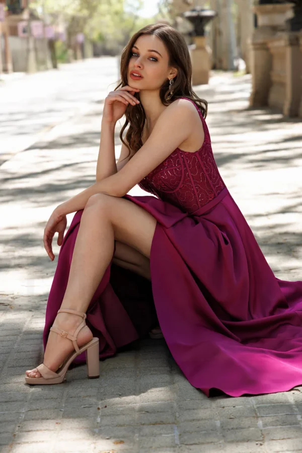 Robe de soirée longue en satin fuchsia à paillettes, portée assise - RL8362 Ellebeline