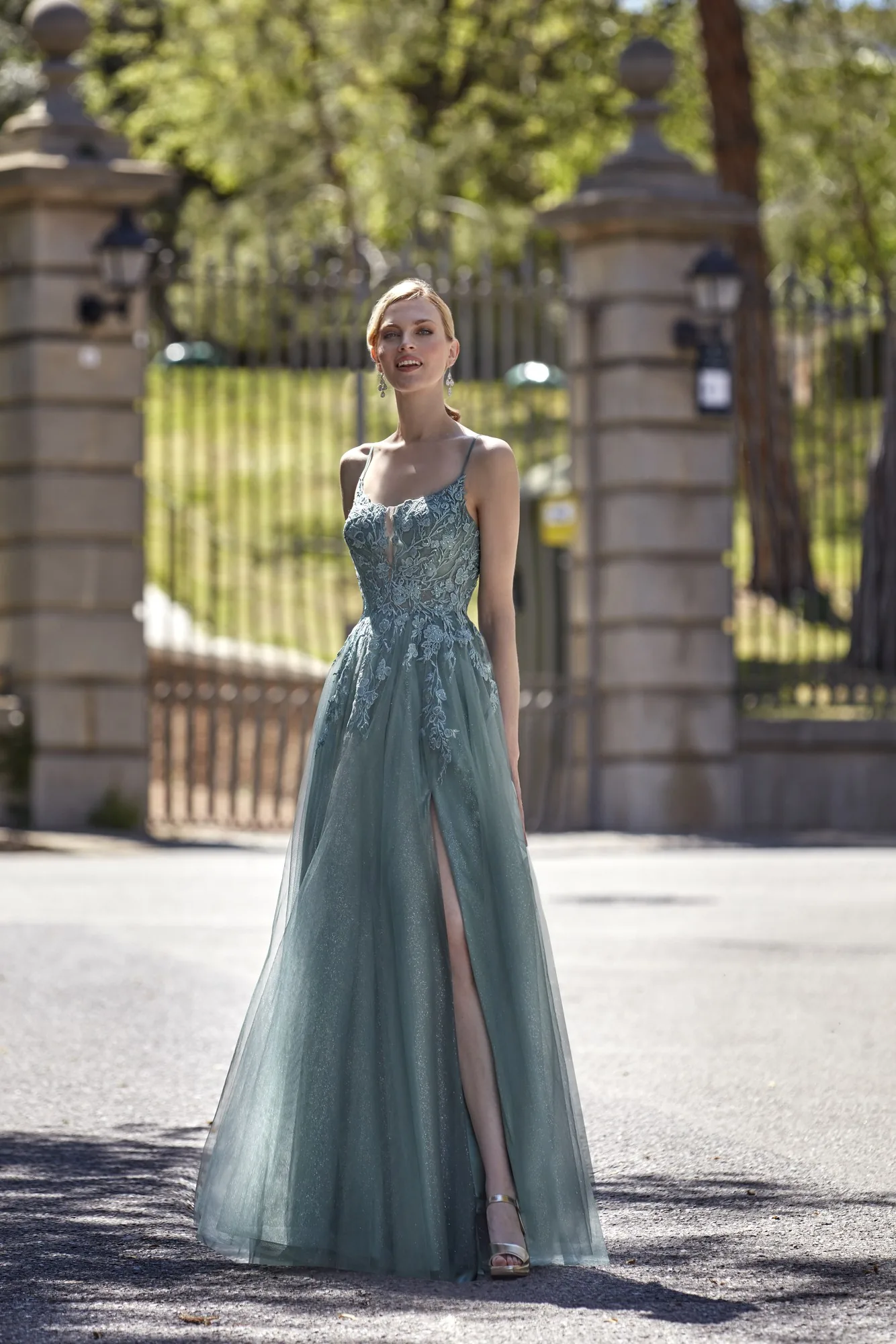 Robe de soirée longue en tulle vert sauge à paillettes, vue de face - RL8378 Ellebeline