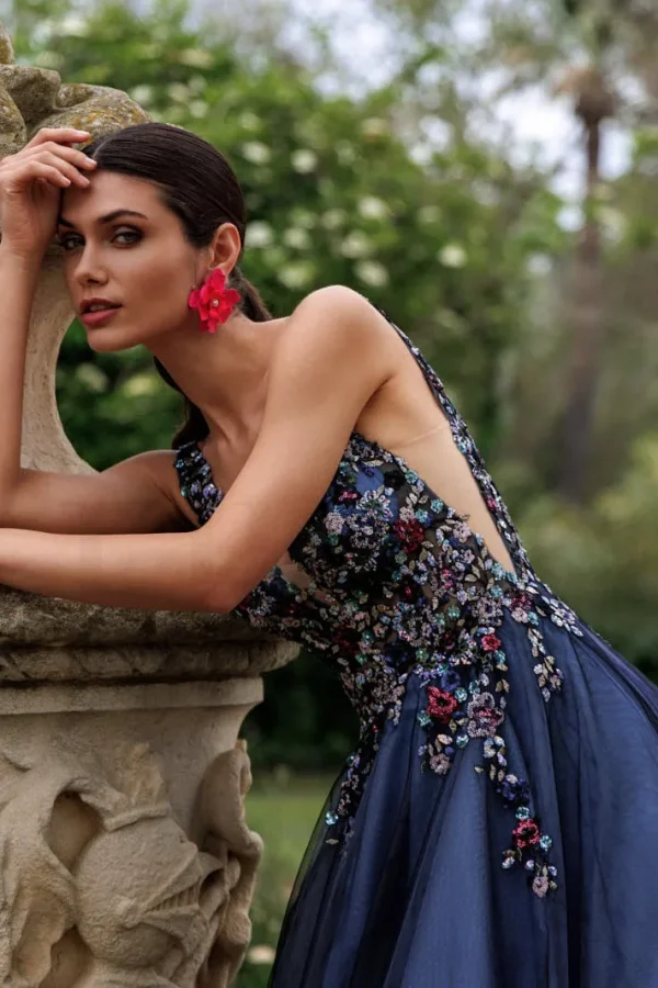 Robe de soirée longue en tulle bleu nuit à paillettes, détail du buste - RL8393 Ellebeline