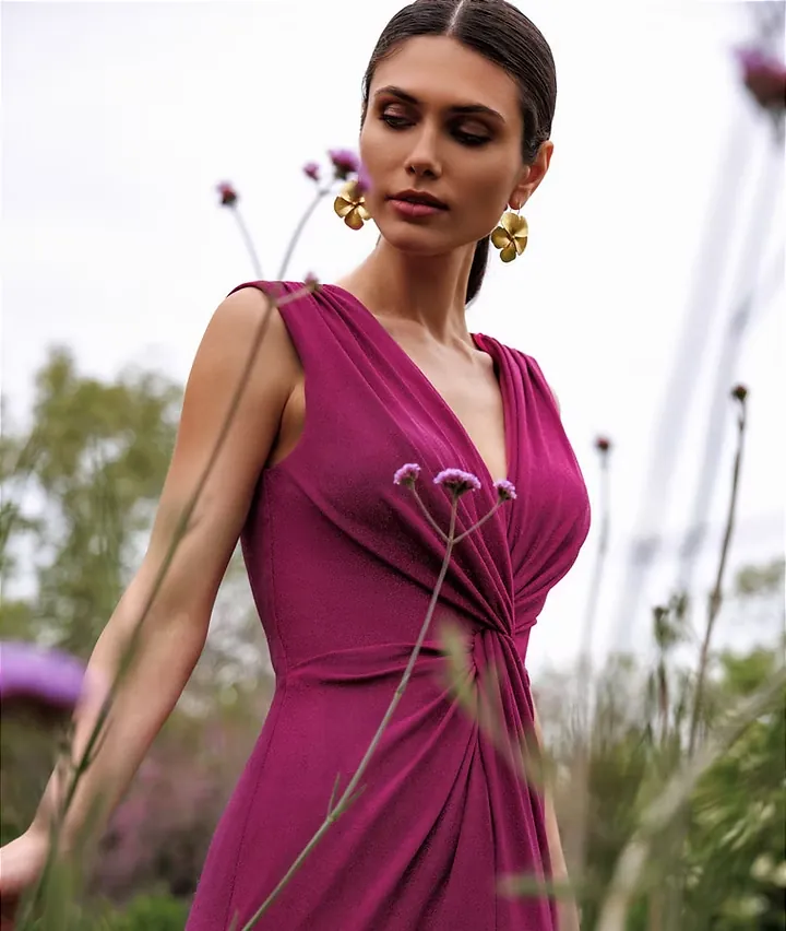 Robe longue de demoiselle d'honneur fuchsia en lurex, col V croisé et drapé noué – modèle RL8400 Ellebeline