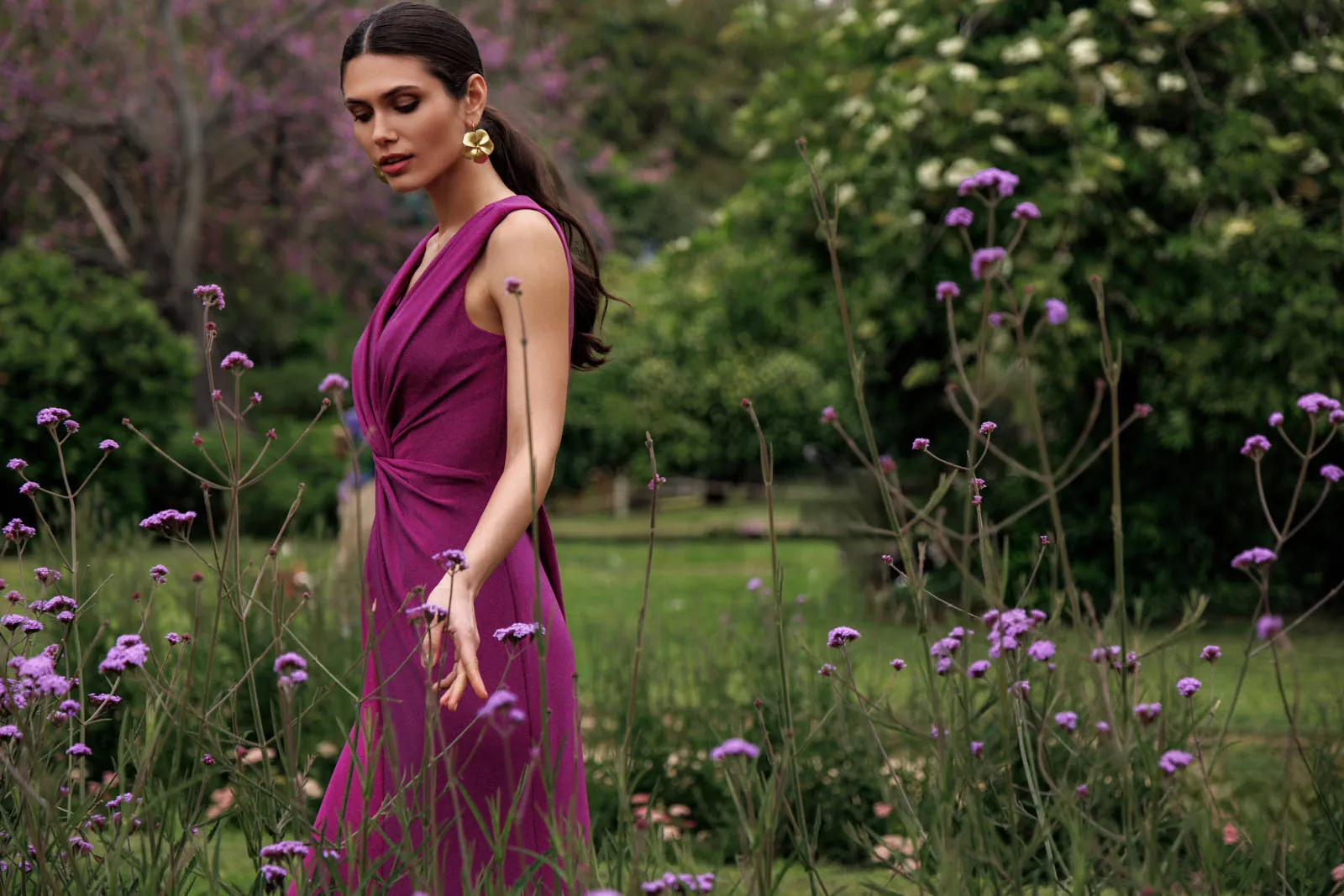 Robe de soirée longue fuchsia pour mariage, sans manches, taille drapée nouée – modèle RL8400 Ellebeline
