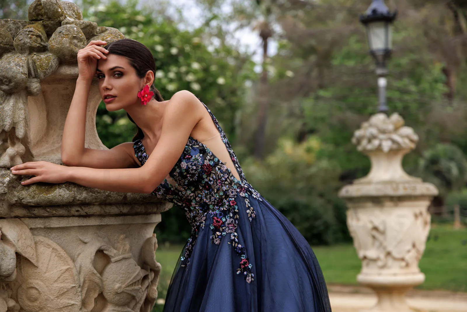Robe de soirée longue bleu nuit en tulle, bustier brodé de sequins fleuris, idéale pour un gala – modèle RL8393 Ellebeline
