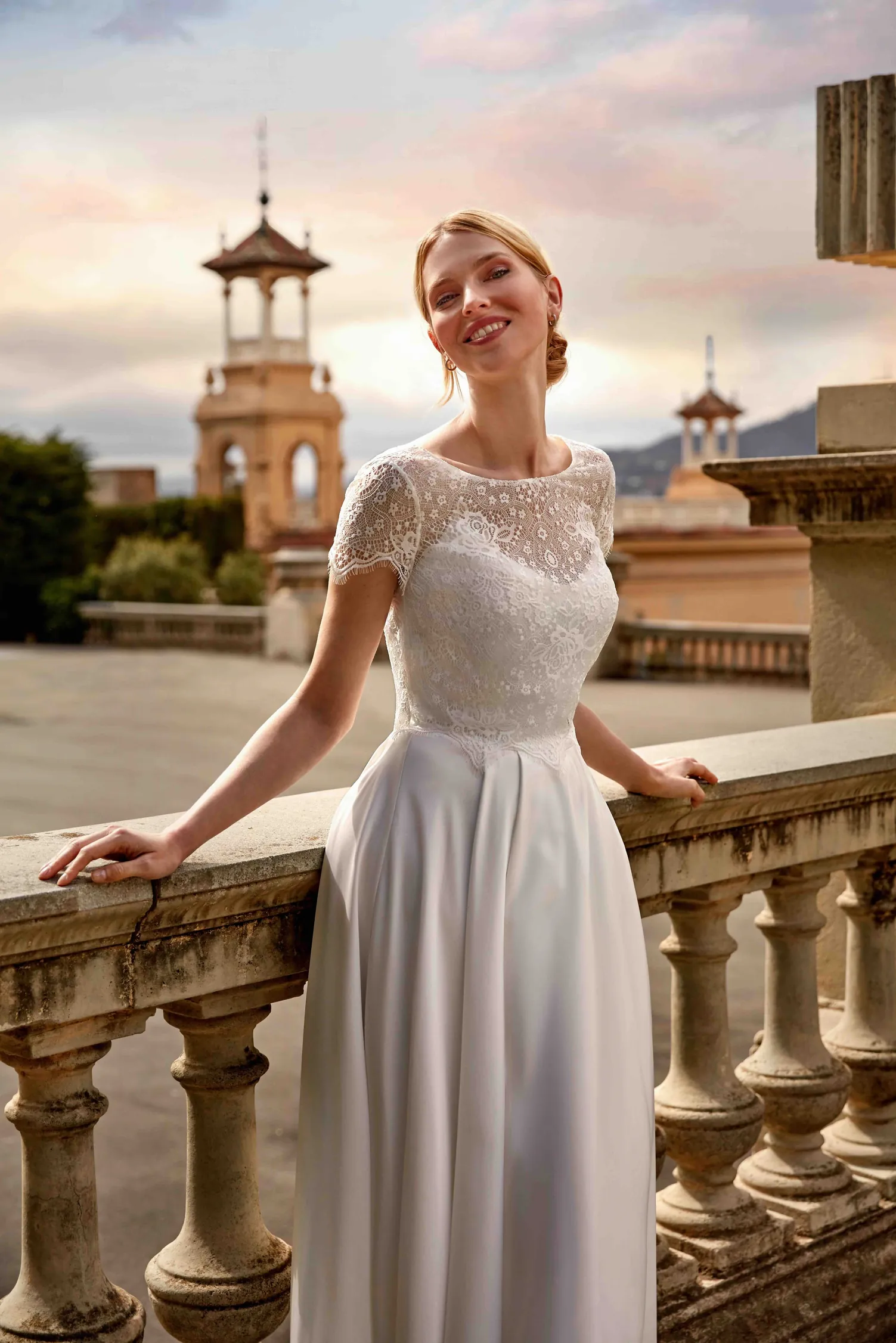 Boléro de mariée en dentelle à manches courtes BL8020 vue de face Ellebeline
