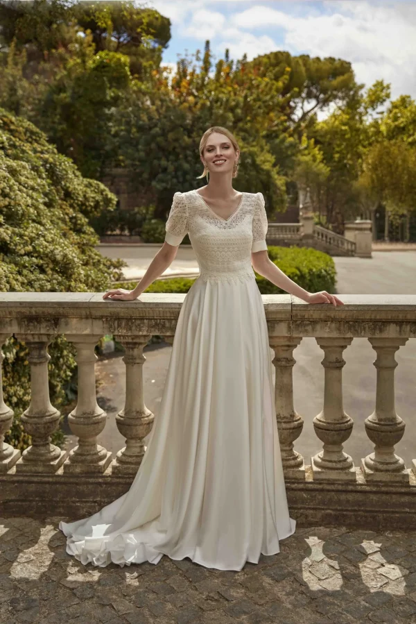 Boléro de mariée en dentelle ajourée à manches courtes BL8021 vue de face Ellebeline