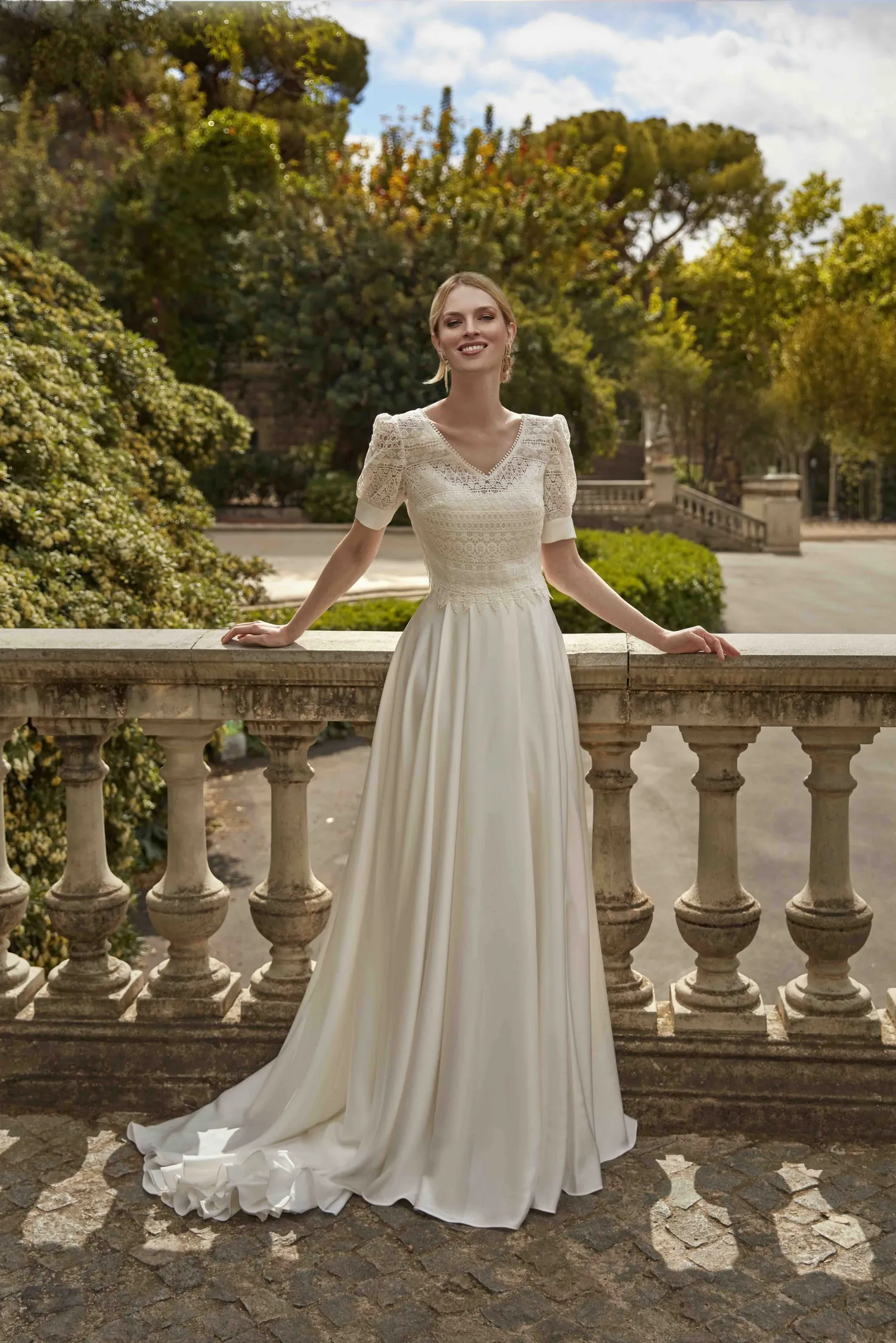 Boléro de mariée en dentelle ajourée à manches courtes BL8021 vue de face Ellebeline
