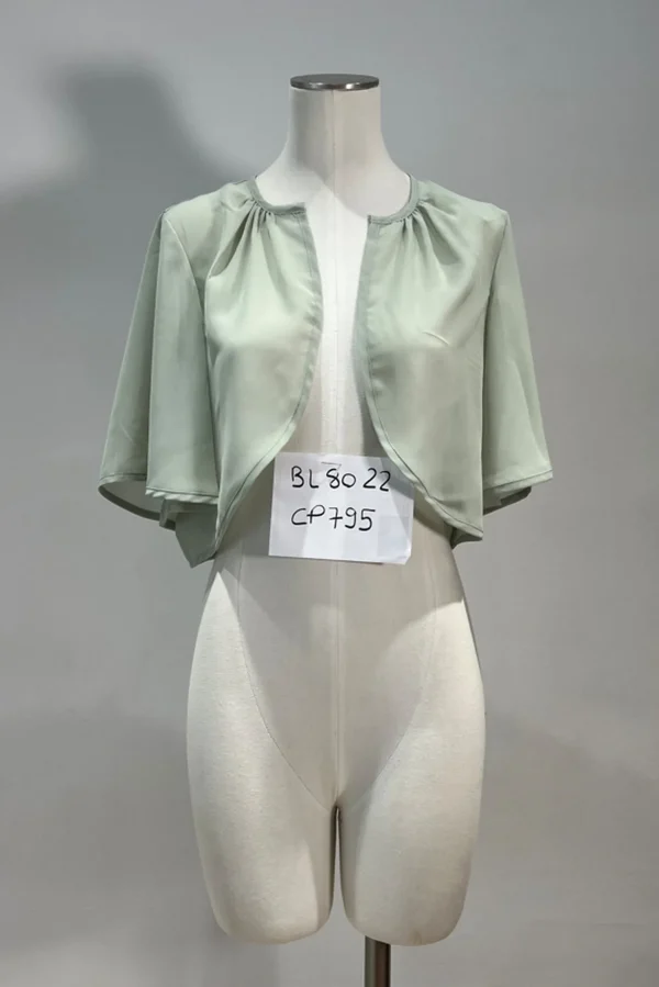 Boléro vert sauge à manches courtes BL8022 vue de face sur mannequin Ellebeline