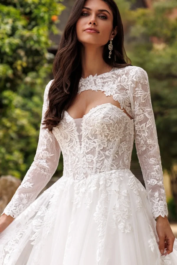 Boléro de mariée en dentelle à manches longues BL8023 vue de face Ellebeline