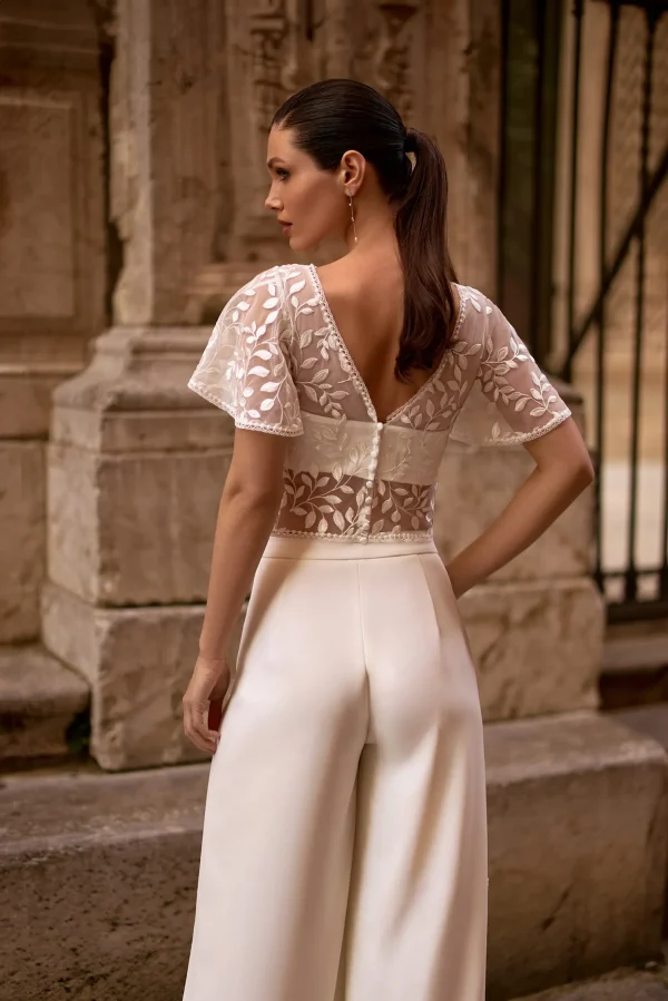 Boléro de mariée en dentelle BL8026 vue de dos avec décolleté en V Ellebeline