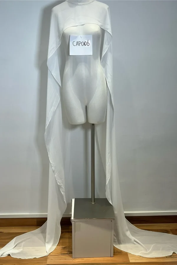 Cape de mariée longue en tulle CAP006 vue de face sur mannequin Ellebeline