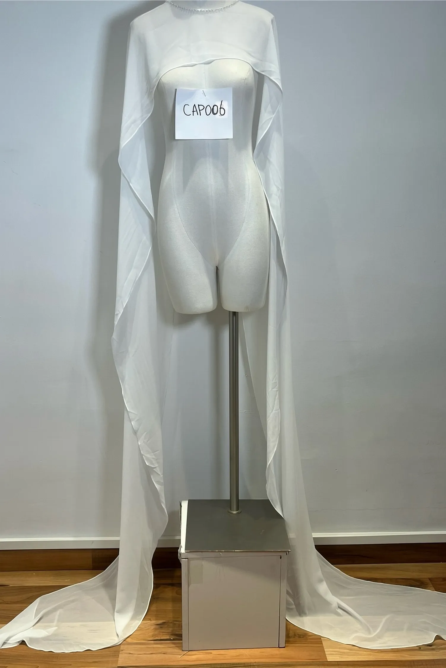 Cape de mariée longue en tulle CAP006 vue de face sur mannequin Ellebeline