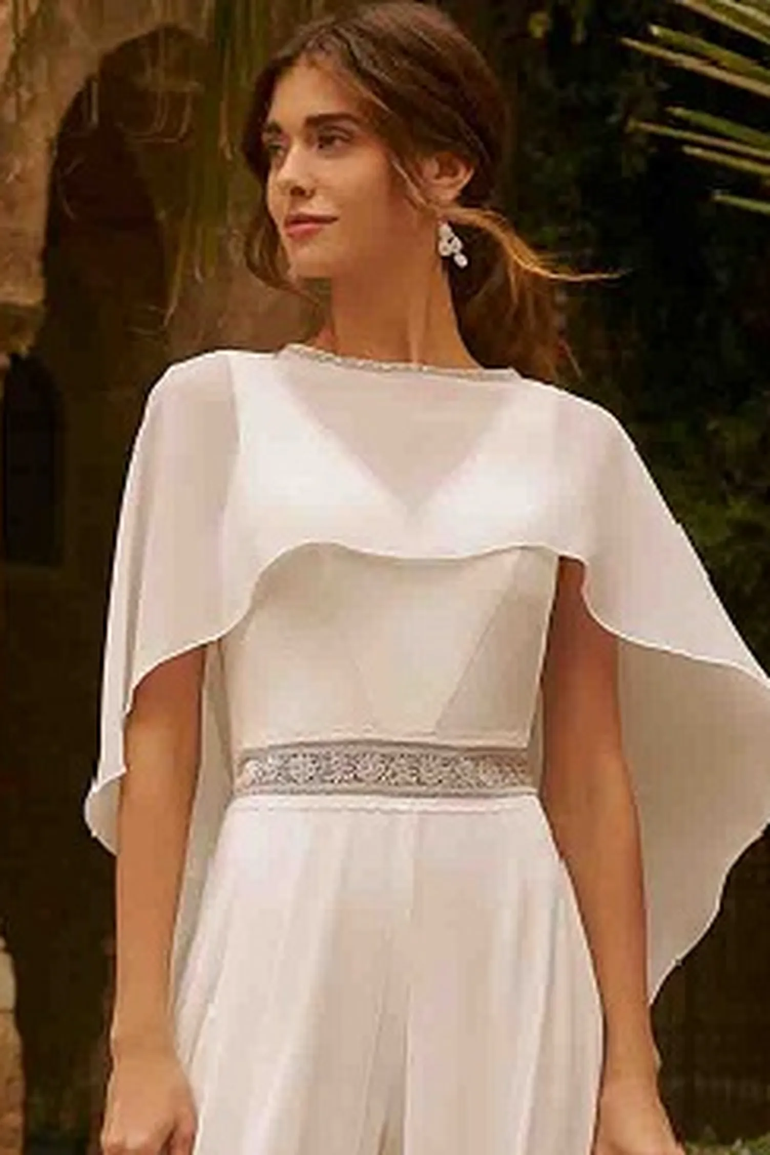 Châle de cérémonie en mousseline ivoire CHA8001 porté sur une robe blanche Ellebeline