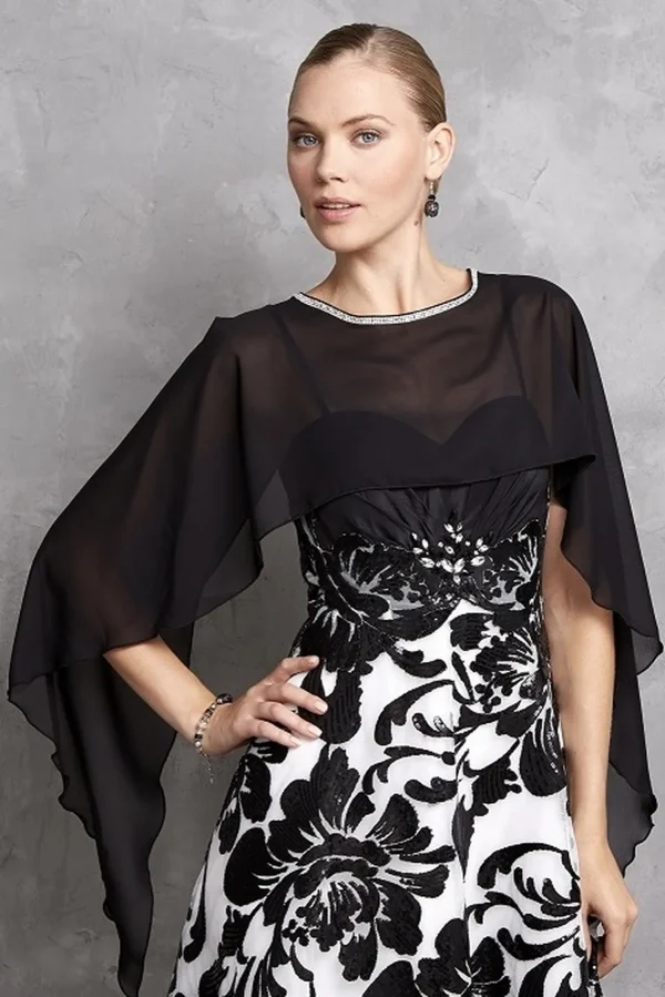 Châle de cérémonie en mousseline noire CHA8001 porté sur une robe de soirée noir et blanc Ellebeline