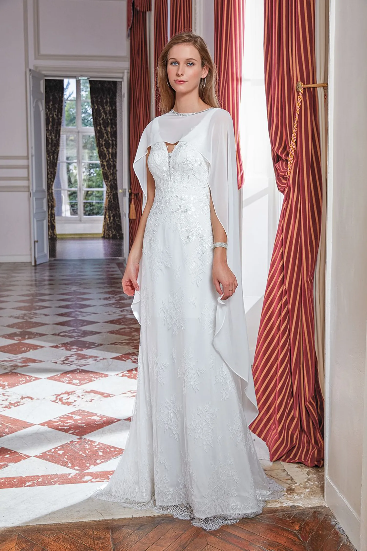 Châle en mousseline ivoire CHA8006 porté sur une robe de mariée Ellebeline