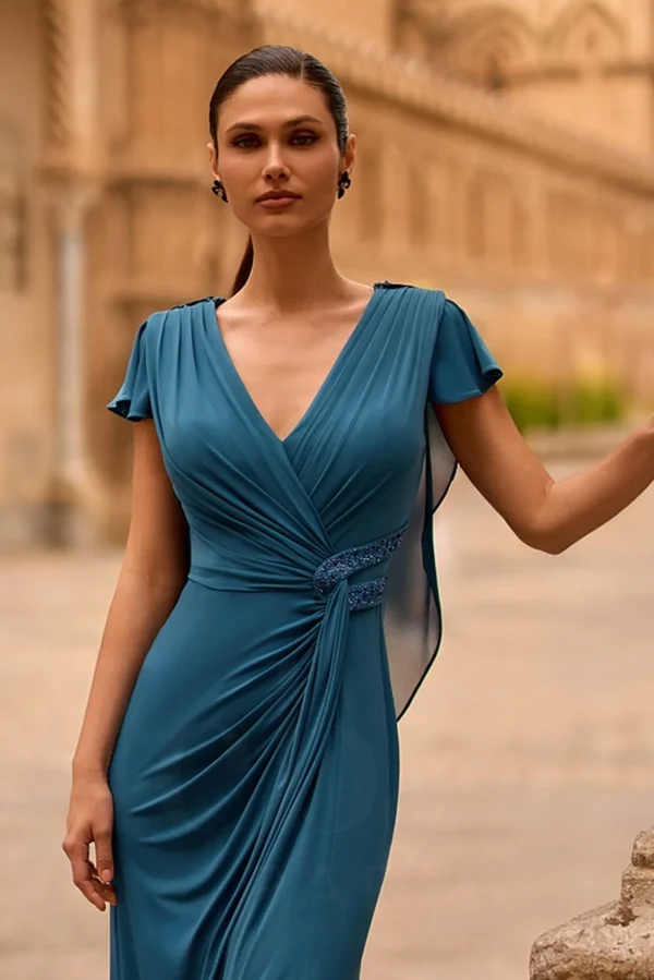 Châle en mousseline bleu canard CHA8007 porté sur une robe de soirée vue de face Ellebeline