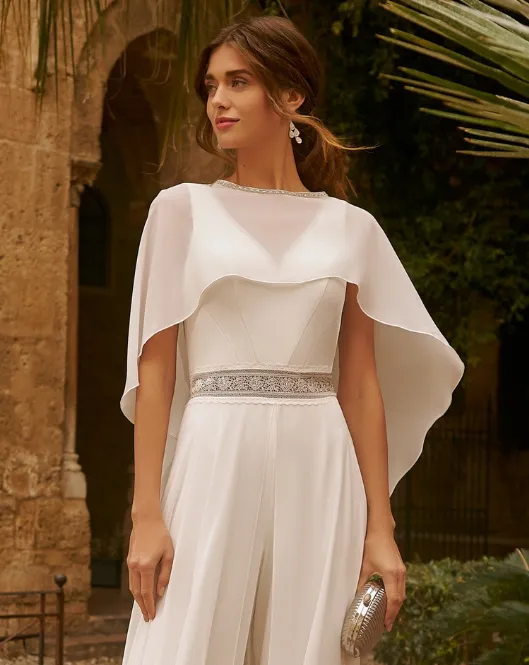 Châle en mousseline porté sur une combinaison de mariée