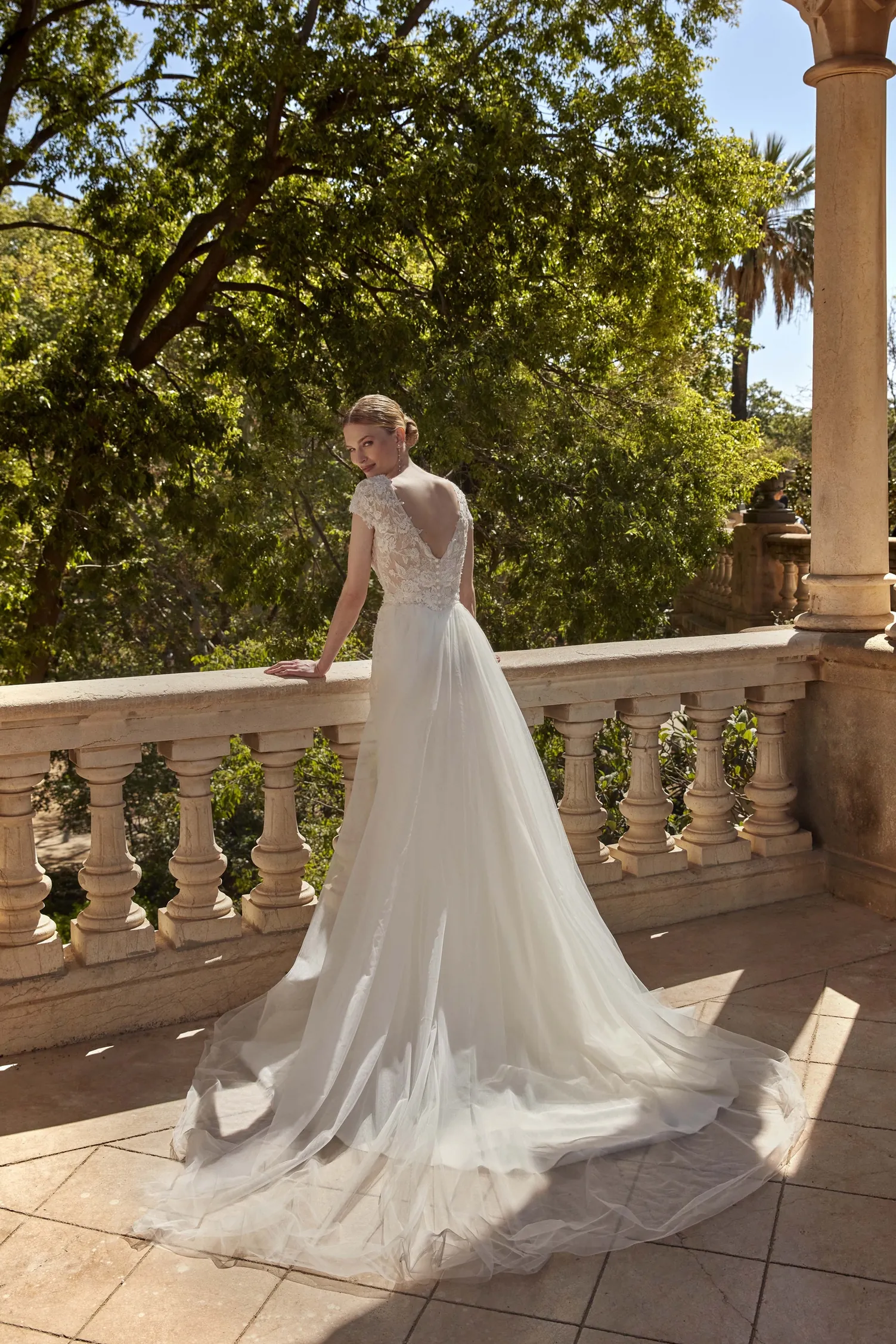 Jupe amovible de mariée en tulle JM8001 portée sur une robe de mariée vue de dos Ellebeline
