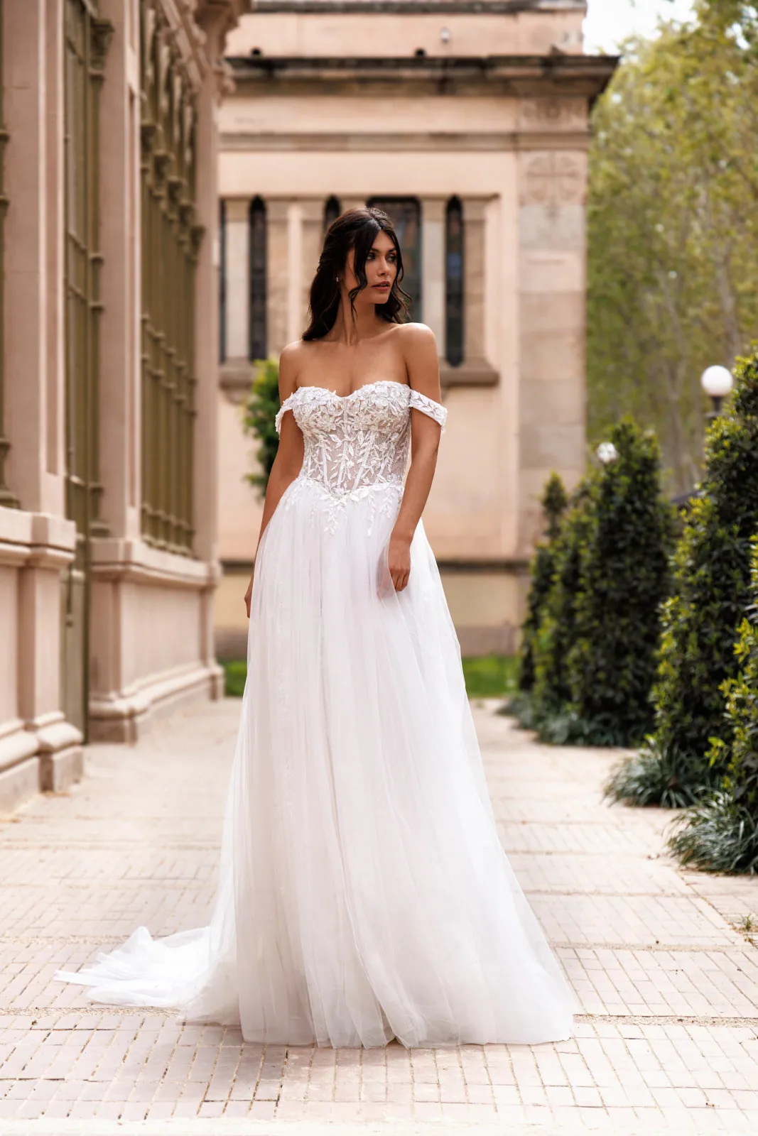 Robe de mariée trapèze en tulle à épaules dénudées et corset brodé, EB0230 Ellebeline
