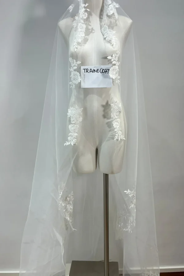 Traîne de mariée amovible en tulle TRAINE007 vue de face sur mannequin Ellebeline