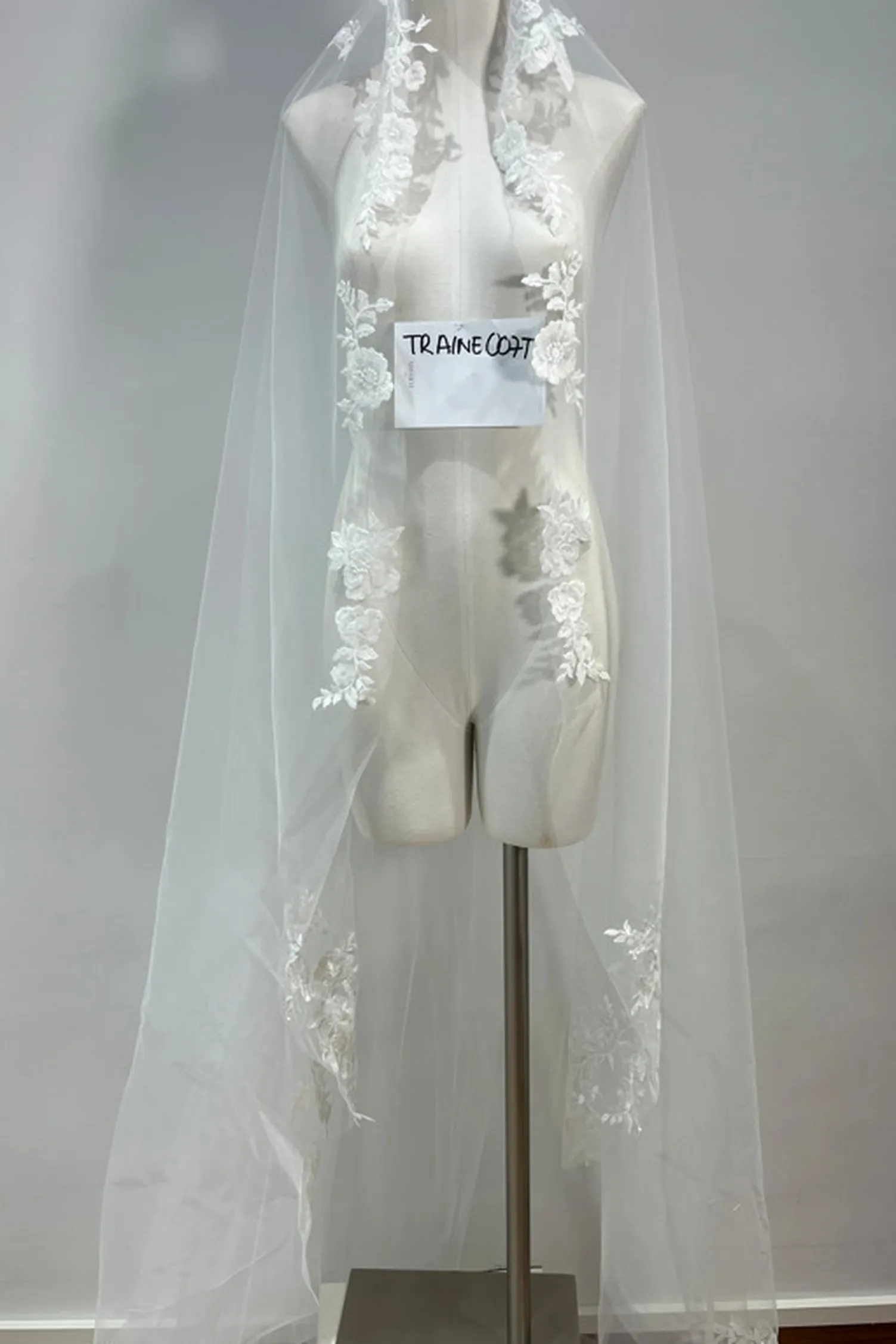 Traîne de mariée amovible en tulle TRAINE007 vue de face sur mannequin Ellebeline