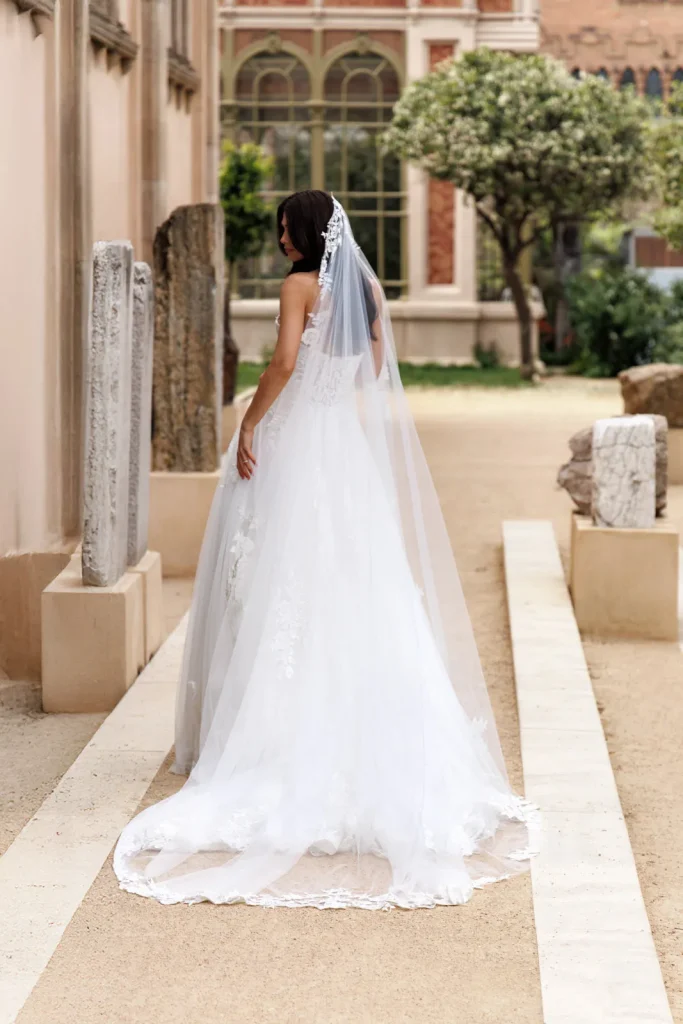 Voile de mariée long en tulle porté avec une robe de mariée, vue de dos