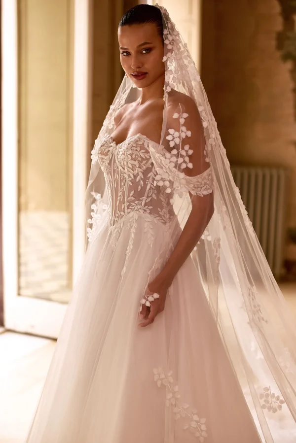 Voile de mariée en tulle à appliques feuillage VOILE005 vue de face en buste Ellebeline