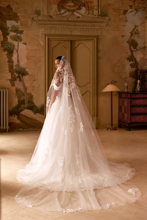 Voile de mariée cathédrale en tulle à appliques feuillage VOILE005 vue de dos Ellebeline