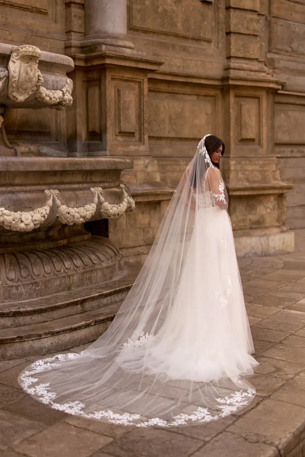 Voile de mariée cathédrale en tulle bordé de dentelle florale VOILE007 vue de dos Ellebeline